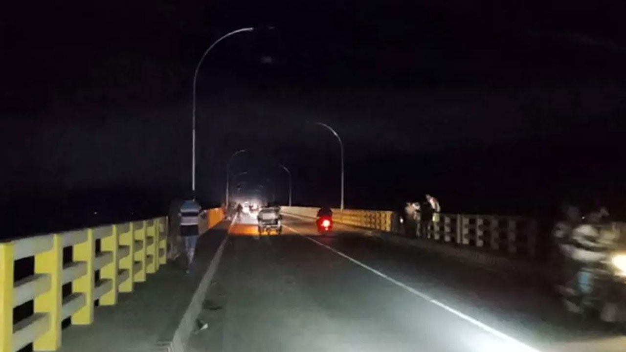 আলোকবিহীন ভাসানী সেতুতে আবারও দুর্ঘটনা, দুই যুবক হাসপাতালে